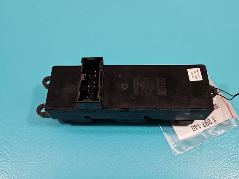 Блок кнопок склопідйомників Nissan Primera 25401AV640 — фото деталі 3