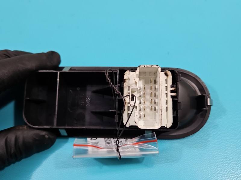 Блок кнопок склопідйомників Renault Clio 8200356519 — фото деталі 3