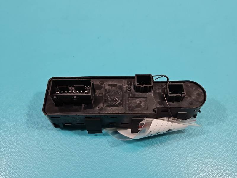 Блок кнопок стеклоподъемников Peugeot 5008 96650621ZD — фото детали 3