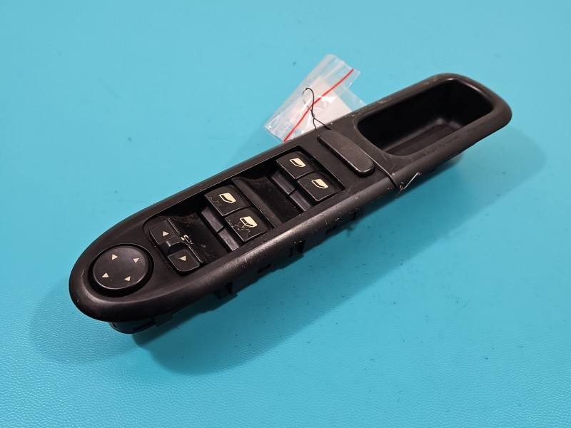 Блок кнопок склопідйомників Peugeot 407 96468704XT