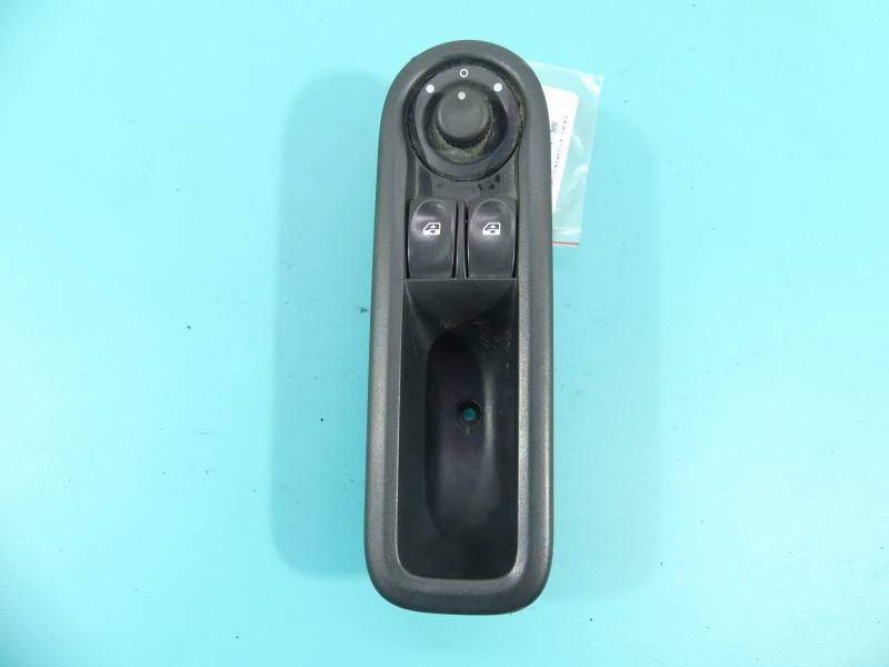 Блок кнопок стеклоподъемников Renault Clio 8200356515B