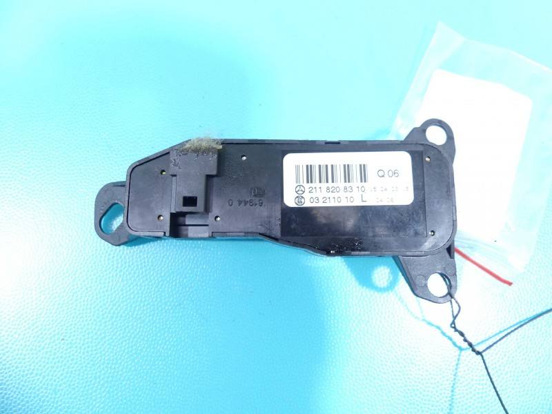 Блок кнопок склопідйомників Mercedes E W211 2118208310 — фото деталі 3