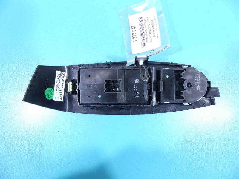 Блок кнопок склопідйомників Chevrolet Malibu 25872077 — фото деталі 3