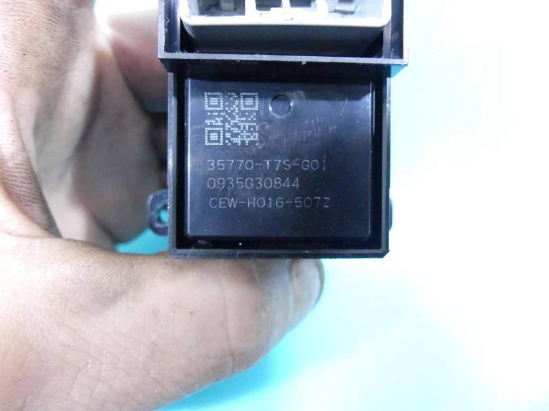 Блок кнопок склопідйомників Honda HR-V 35770-T7S-G01 — фото деталі 5