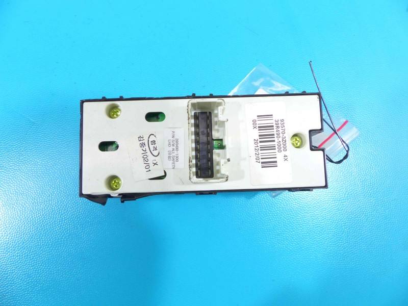 Блок кнопок склопідйомників Hyundai I40 93570-3Z000 — фото деталі 3