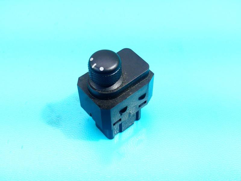Блок кнопок склопідйомників Suzuki Splash 62J000258T — фото деталі 2