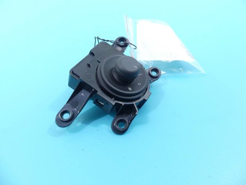 Блок кнопок стеклоподъемников Chevrolet Orlando 13272182