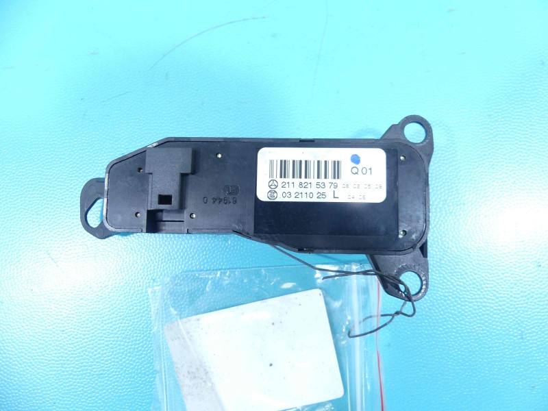 Блок кнопок склопідйомників Mercedes E W211 2118215379 — фото деталі 3