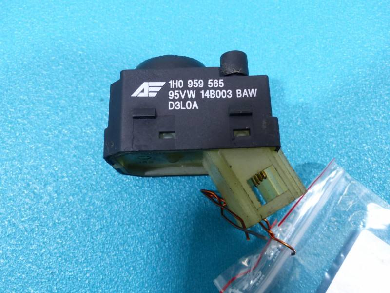 Блок кнопок склопідйомників Ford Galaxy 1H0959565 — фото деталі 4