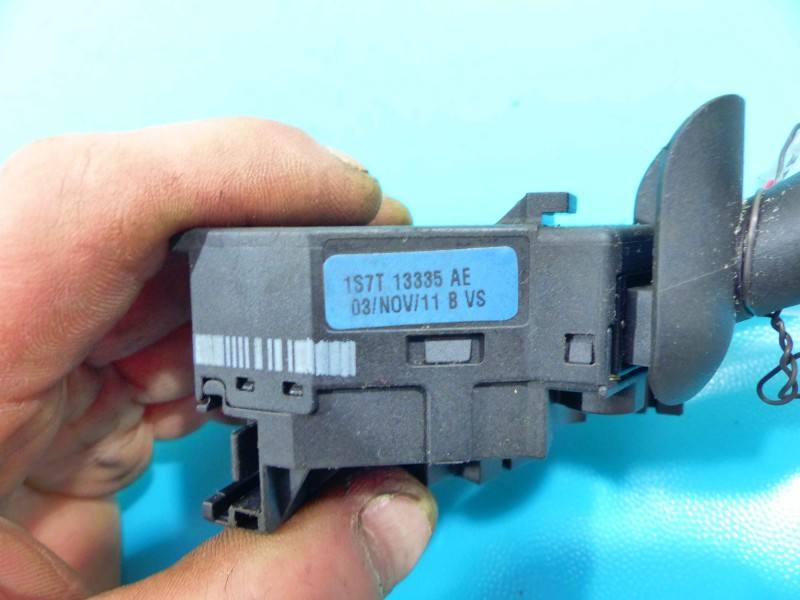 Подрулевой переключатель дворников Ford Fiesta 1S7T13335AE — фото детали 4