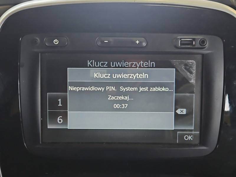 Штатная магнитола радио Renault Trafic 281155777R
