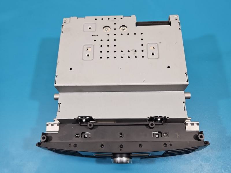 Штатна магнітола радіо Mercedes A W176 A2469000516 — фото деталі 10