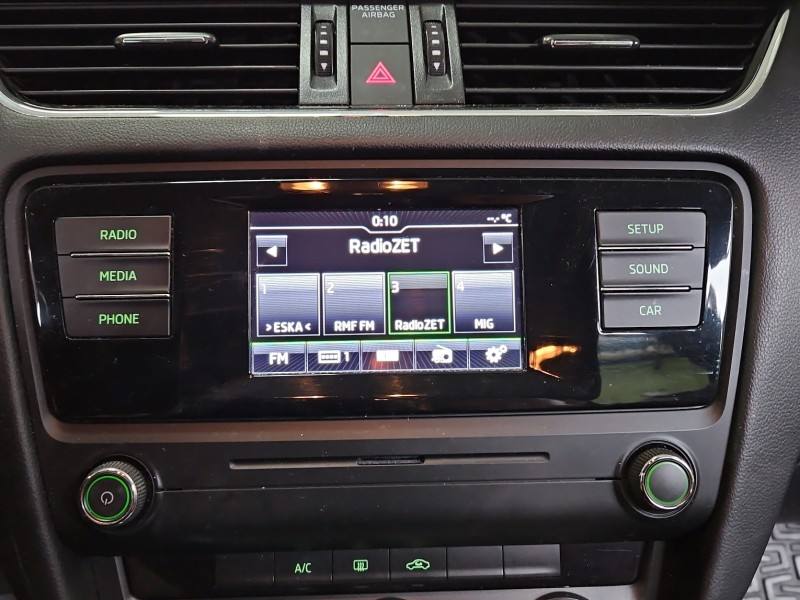 Штатна магнітола радіо Skoda Octavia 3 5E0035871A