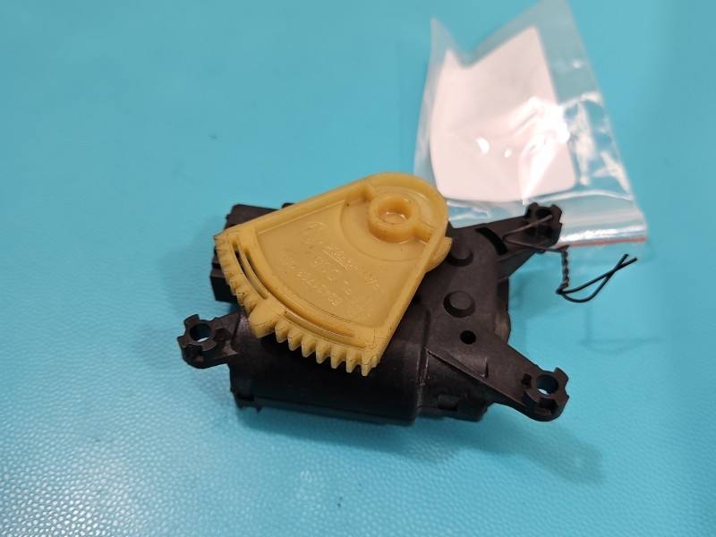 Моторчик заслонки печки Volkswagen Sharan 52411483