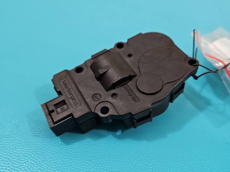 Моторчик заслонки печки Jaguar XE 113930-1380