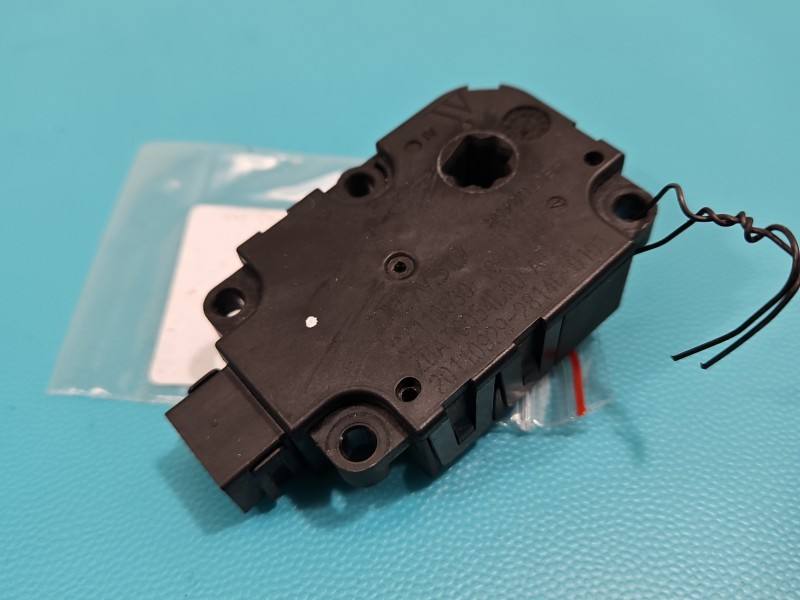 Моторчик заслінки пічки Mercedes B W246 113930-1090