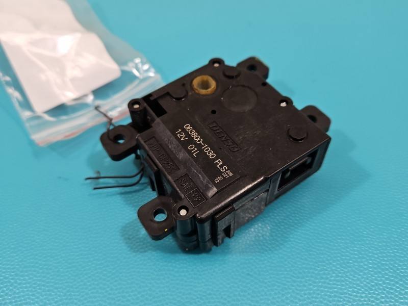 Моторчик заслінки пічки Toyota Land Cruiser 063800-1030
