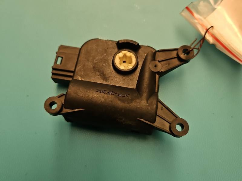 Моторчик заслінки пічки Volkswagen Passat CC 0132801362 — фото деталі 5