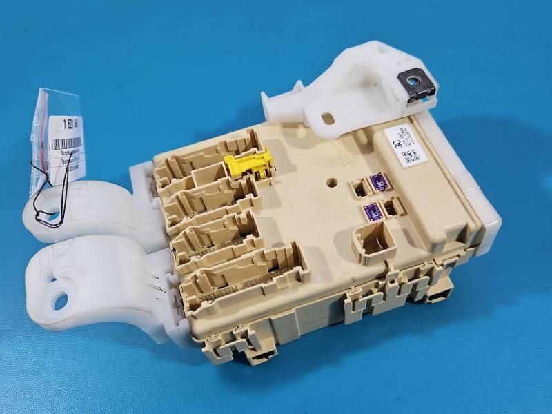 Блок запобіжників Toyota Auris 89221-02480