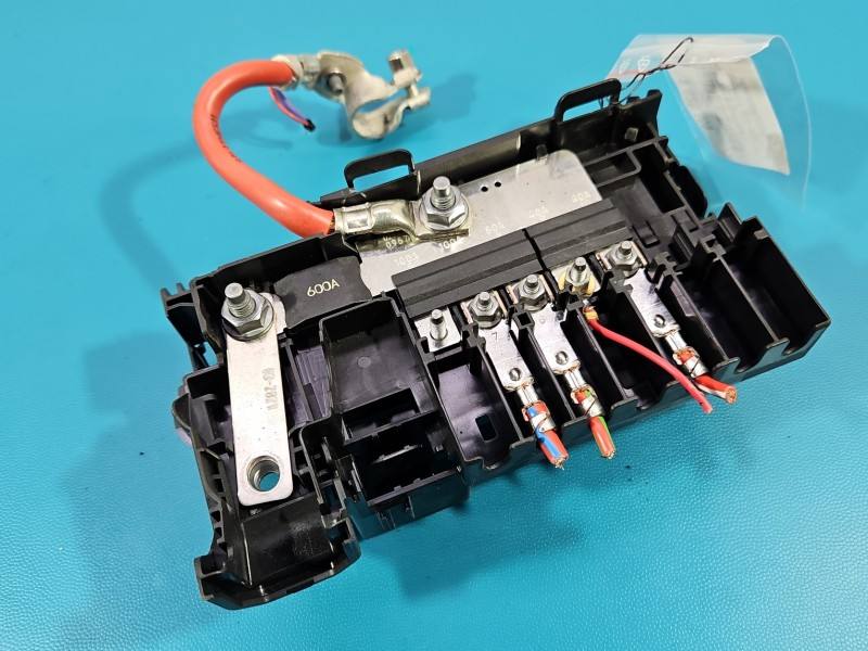 Блок предохранителей Opel Astra K 39116136
