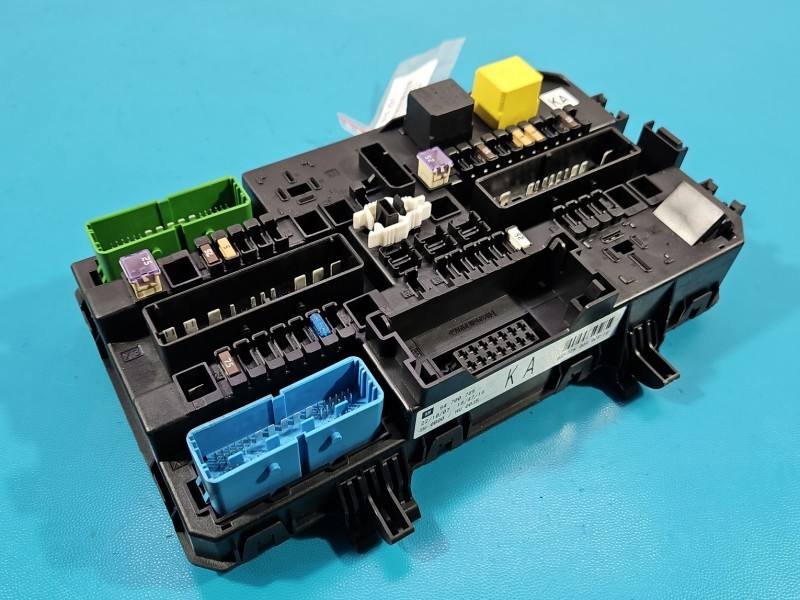 Блок предохранителей Opel Astra H 94700785