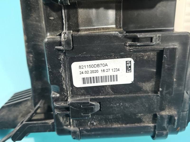 Блок запобіжників Toyota Yaris 3 821150DB70A — фото деталі 7