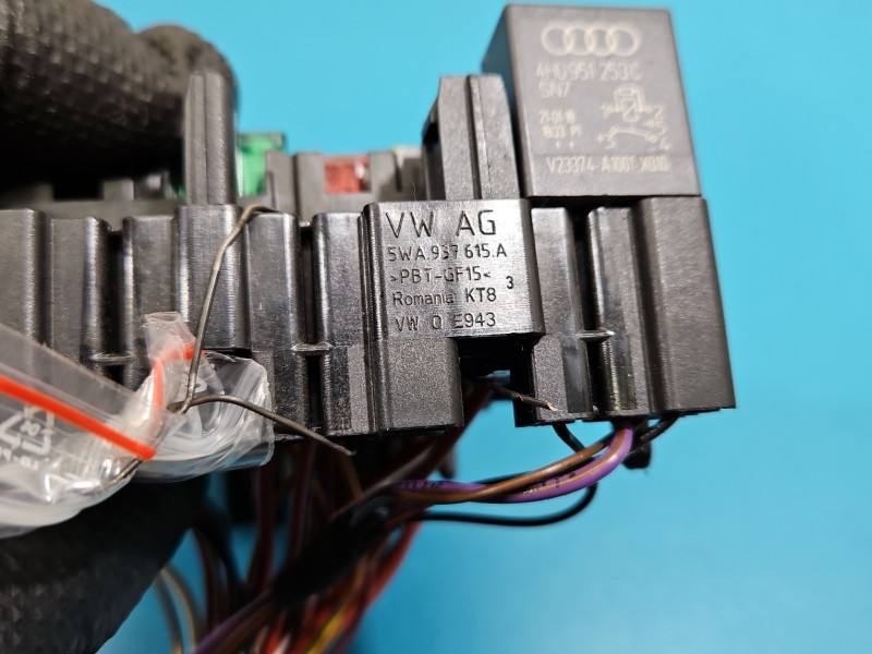 Блок предохранителей Skoda Octavia 4 5WA937615 — фото детали 9