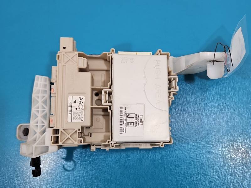 Блок предохранителей Toyota Aygo 89221-0H030 — фото детали 2