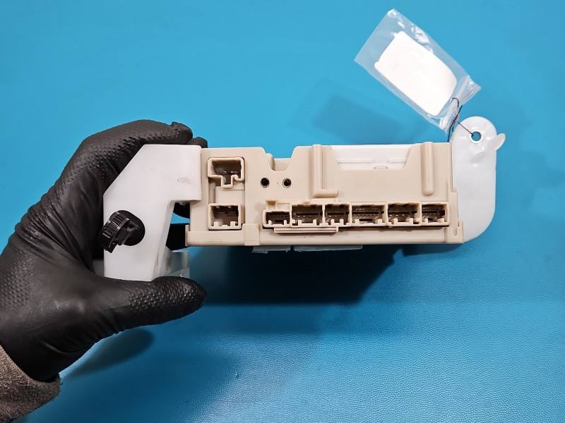 Блок предохранителей Toyota Aygo 89221-0H030 — фото детали 9