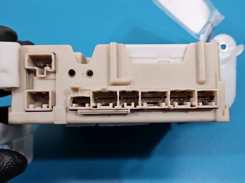 Блок предохранителей Toyota Aygo 89221-0H030 — фото детали 10