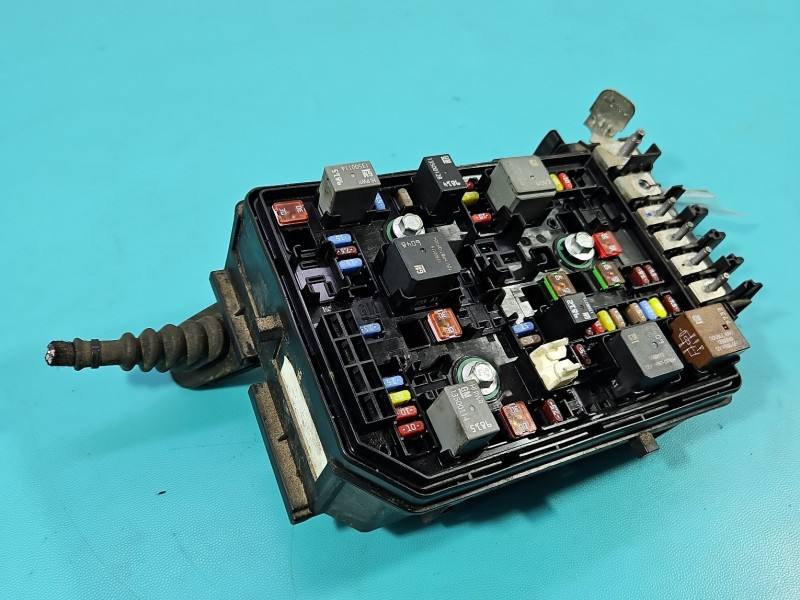 Блок предохранителей Opel Astra K 39040853