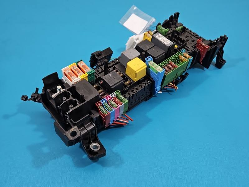 Блок запобіжників Mercedes A W176 A2469066600
