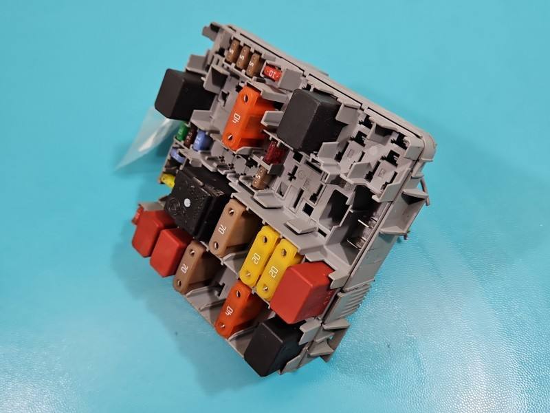 Блок запобіжників Fiat Punto 13687866