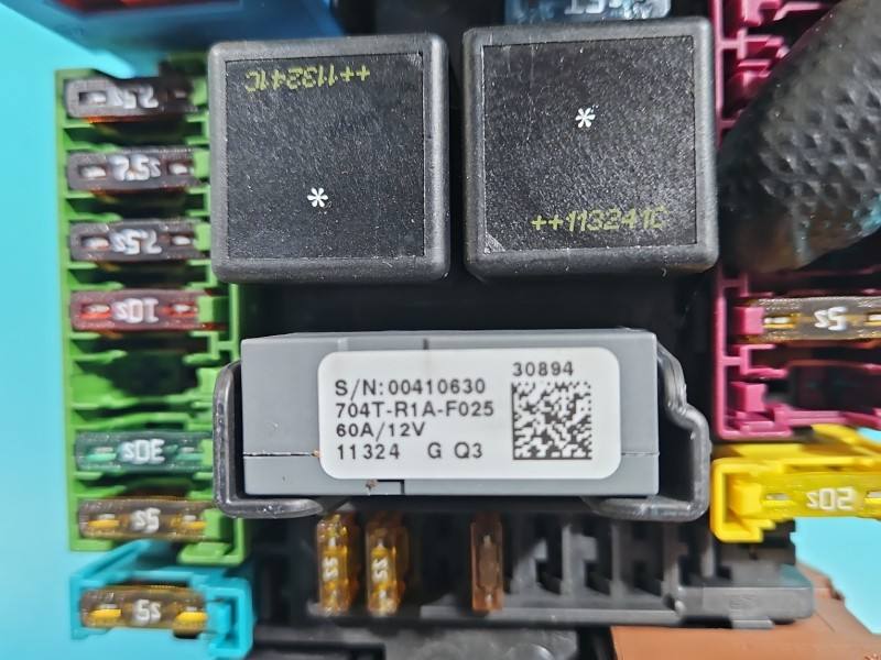 Блок запобіжників Mercedes B W246 A2469066600 — фото деталі 5