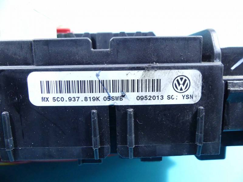 Блок запобіжників Volkswagen Jetta 5C0937819K — фото деталі 4