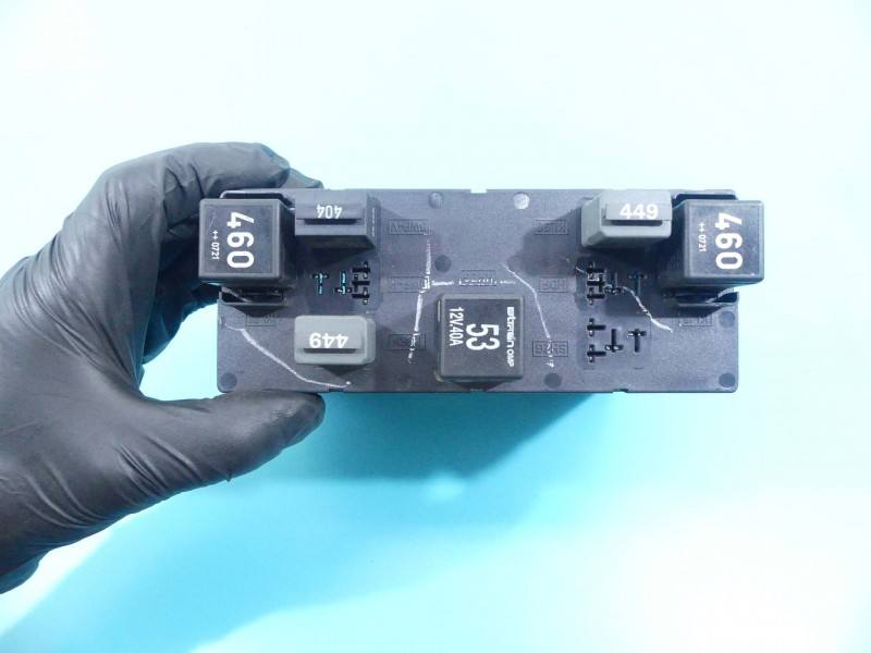Блок предохранителей Volkswagen Jetta 3C0937049AH — фото детали 2