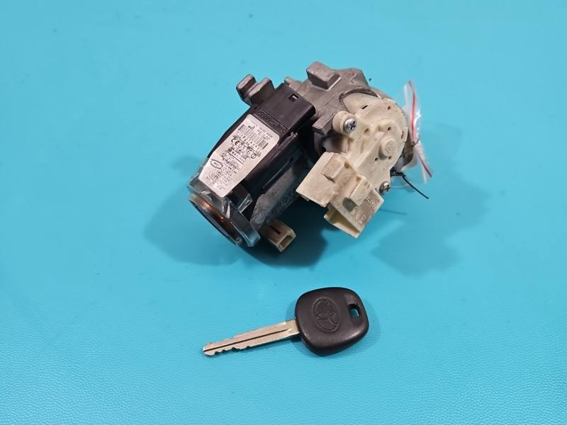 Замок зажигания Toyota Auris 89783-42020
