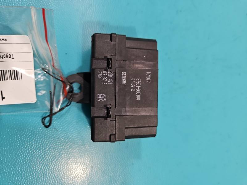 Блок керування модуль Toyota Avensis T25 87501-0W0100