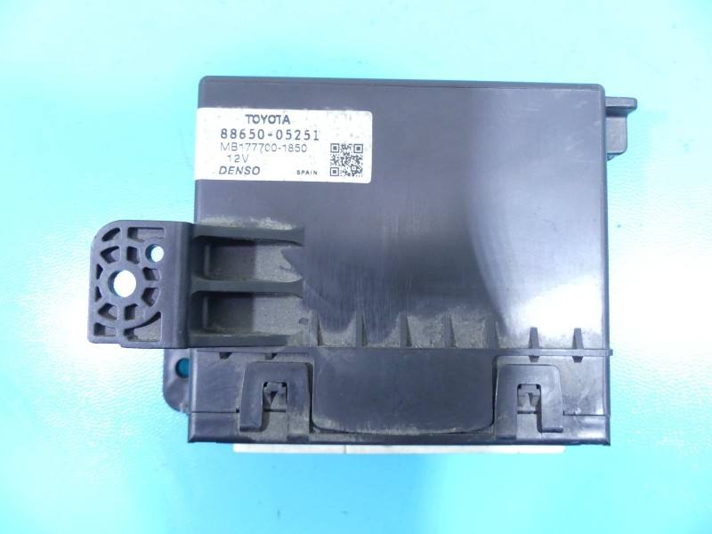 Блок керування модуль Toyota Avensis T27 88650-05251