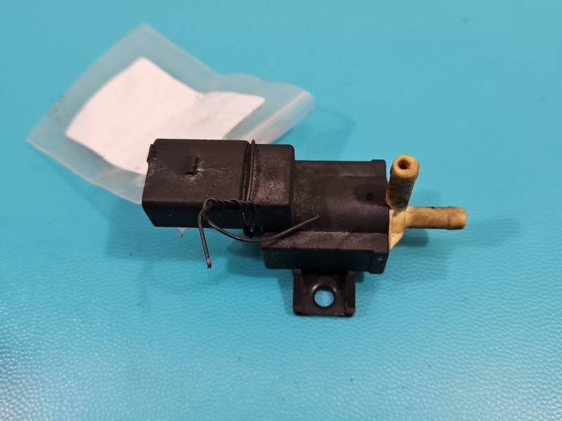 Вакуумний клапан турбіни Volkswagen Passat B7 03C906283B — фото деталі 2