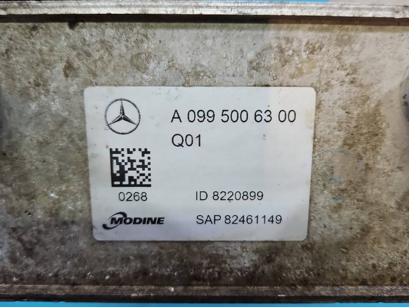 Масляний радіатор теплообмінник Mercedes E W213 A0995006300 — фото деталі 3