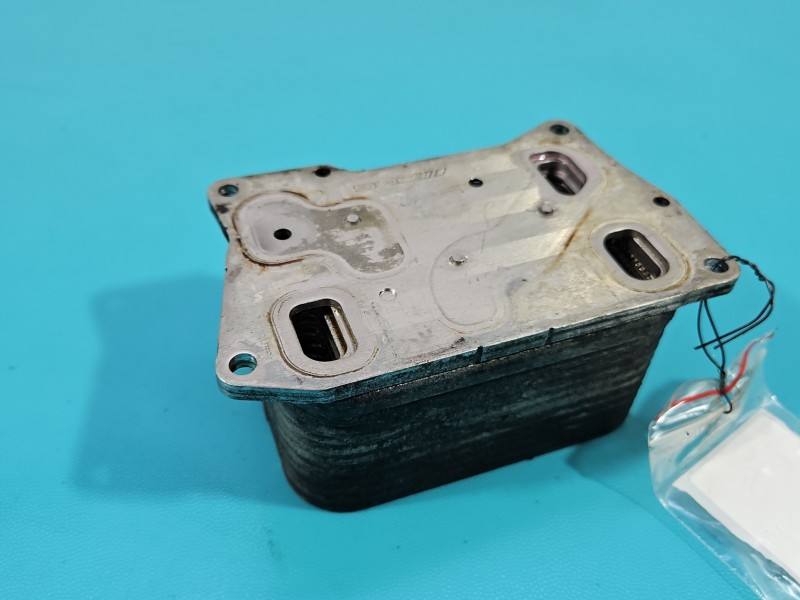Масляний радіатор теплообмінник Mercedes CLS C218 A2781880401 — фото деталі 6