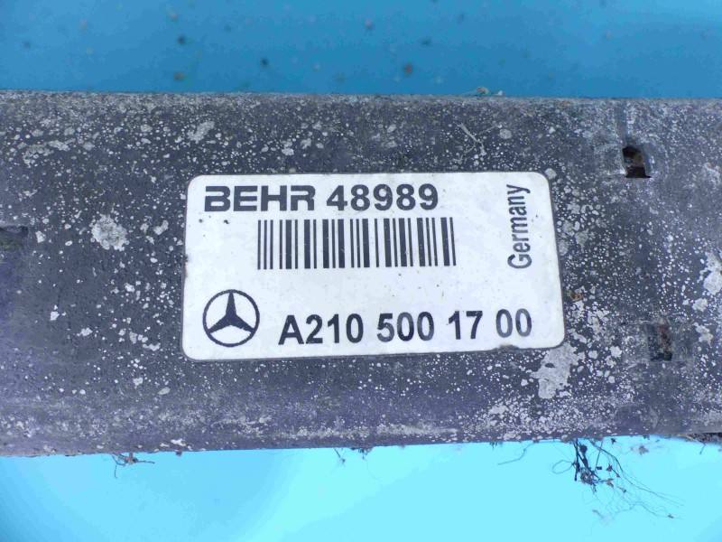 Інтеркулер радіатор Mercedes E W210 A2105001700 — фото деталі 8