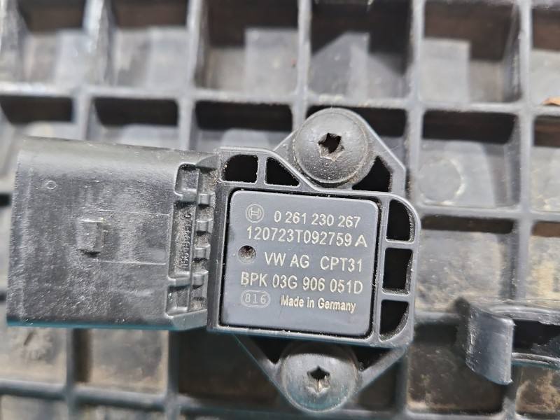 Впускний колектор Volkswagen Jetta 03F145749C — фото деталі 3