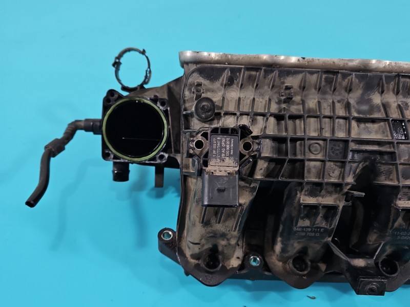Впускний колектор Volkswagen Polo 04E129711E — фото деталі 2