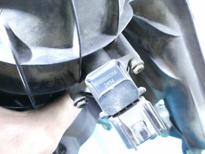 Впускний колектор Chrysler Sebring 04896003AA — фото деталі 5