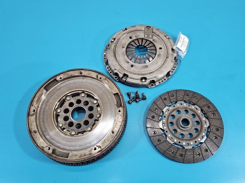 Двухмассовый маховик сцепления Volvo V70 31367900