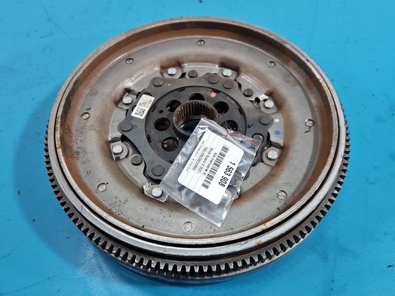 Двомасовий маховик зчеплення Skoda Superb 4 05L105266J