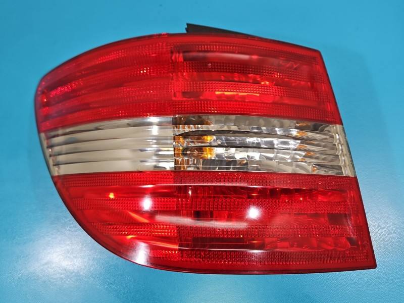 Ліхтар задній лівий Mercedes B W245 A1698202564 — фото деталі 2