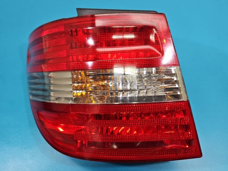 Ліхтар задній лівий Mercedes B W245 A1698202564 — фото деталі 3